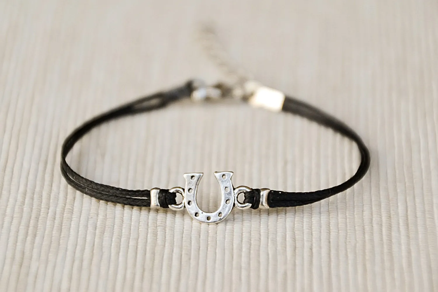 Women bracelet with silver tone Horseshoe charm